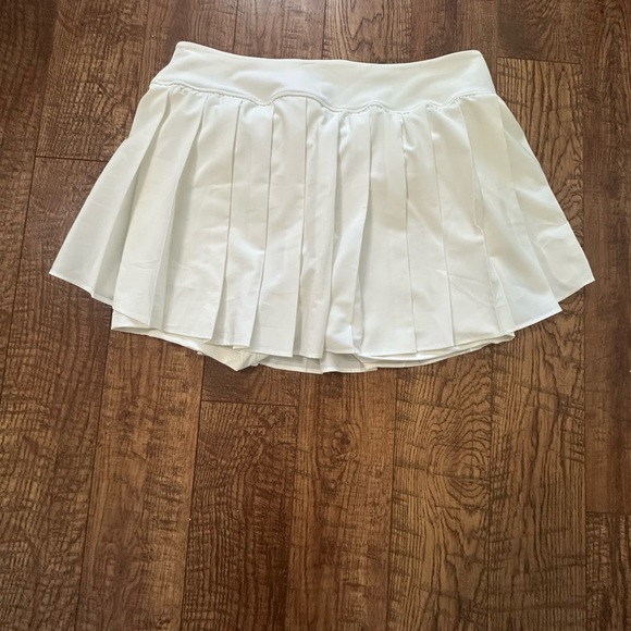 Chic White Pleated Mini Skirt - Picture 1 of 5